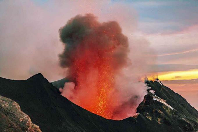 Olaszország, eolikus szigetek, stromboli, vulkánkitörés, lávabombák