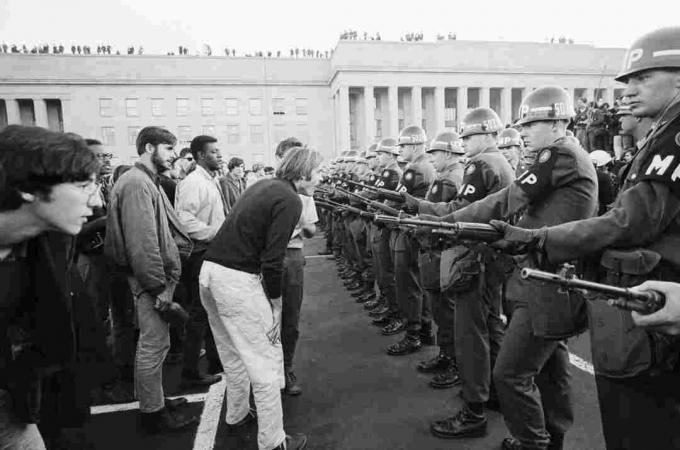Fénykép a tüntetőkről a Pentagonban 1967-ben