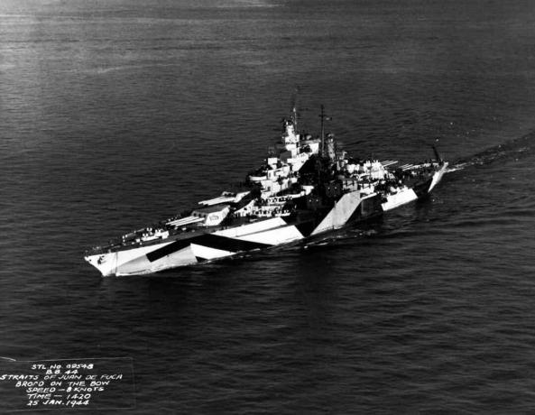 Az USS California (BB-44) folyamatban van a washingtoni Juan de Fuca szorosban, 1944. január 25-én.