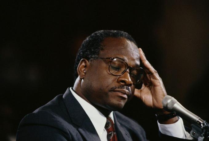 Clarence Thomas lehunja a szemét és kezét a fejére teszi az Anita Hill állítólagos szexuális zaklatása tárgyában folytatott meghallgatása során.