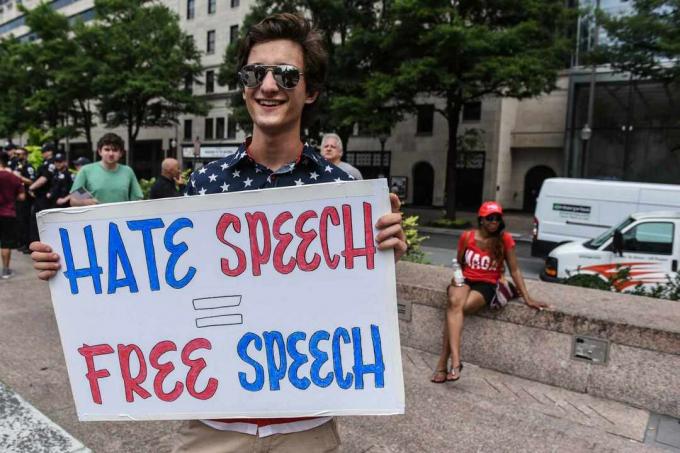 Az emberek 2019. július 6-án Washington DC-ben a Freedom Plaza-ban részt vesznek a „Demand Free Speech” gyűlésen.