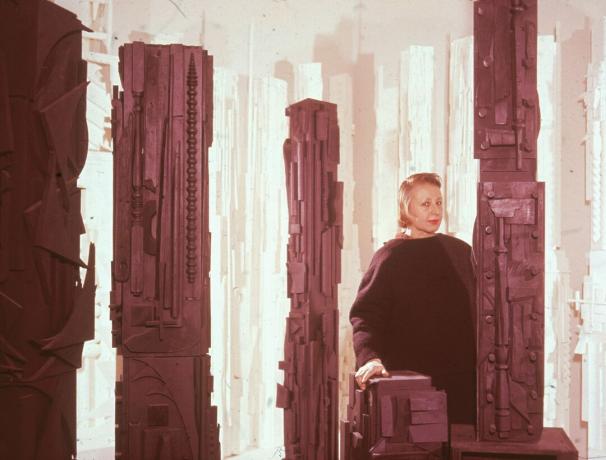 Louise Nevelson az 1950-es években végzett munkájával