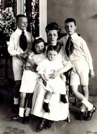 Jelena Ivanovna Nabokova Gyerekekkel Szergej, Olga, Elena és Vlagyimir