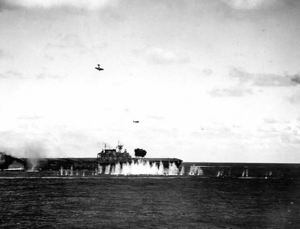 A tengeri USS Hornet japán repülőgépek támadják meg.