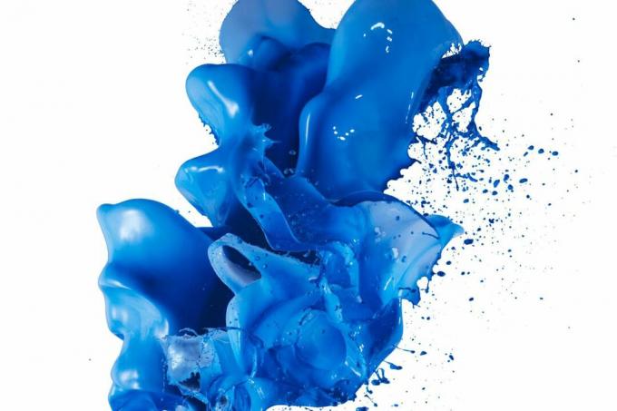 Kék színű festék splash fehér háttér