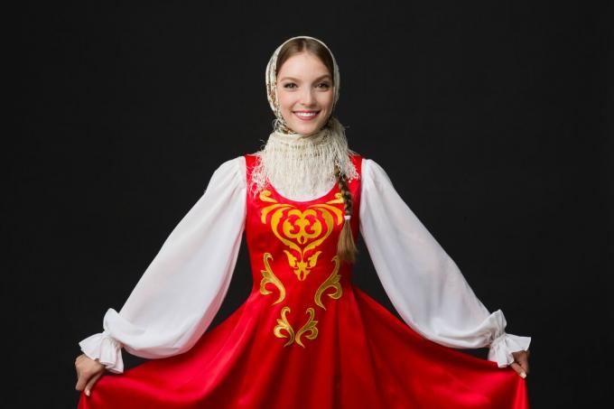 gyönyörű mosolygó kaukázusi lány orosz népviseletben