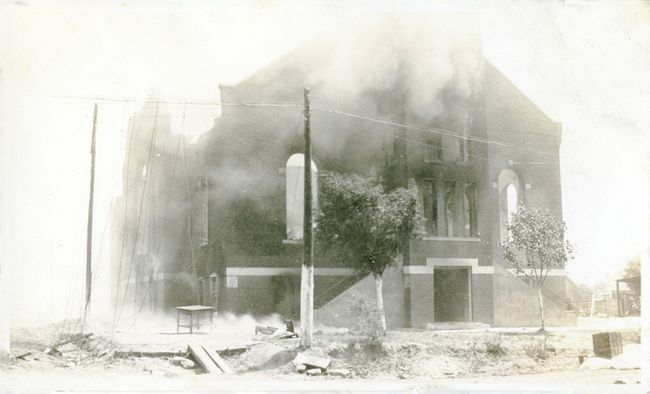 Megsérült Greenwood kerületi templom a tulsai faji mészárlást követően, Tulsa, Oklahoma, 1921. június.