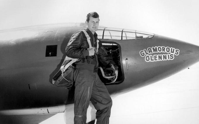 Chuck Yeager repülőruhában a Bell X-1 előtt áll.