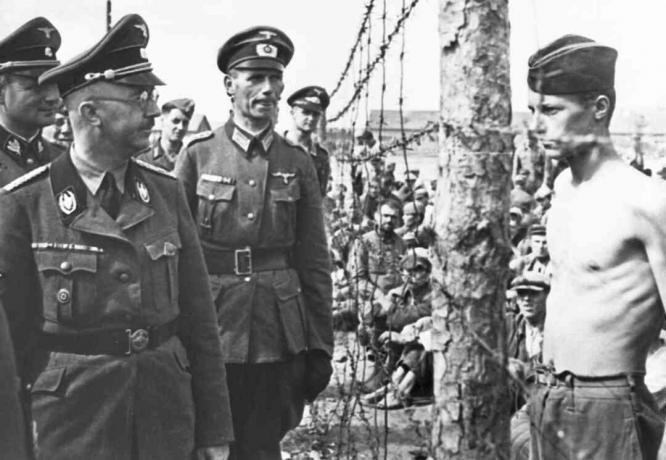 Fotó Heinrich Himmler orosz foglyokat tartó táborot ellenőrző fotó