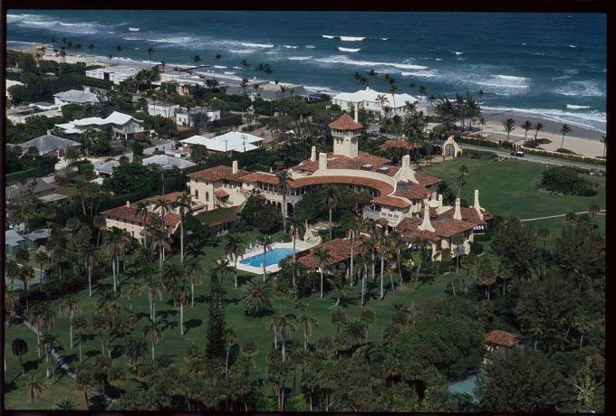 A Donald Trump tulajdonában lévő Mar-a-Lago Estate a floridai Palm Beach vízpartján fekszik. 