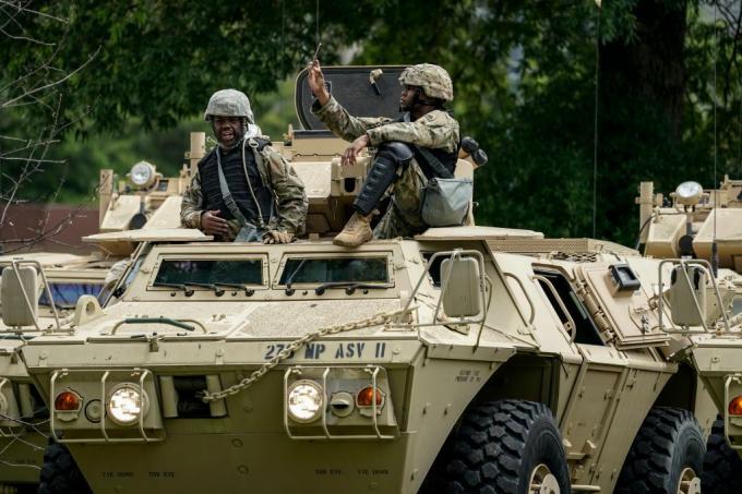 A Nemzeti Gárda Katonai Rendőrsége arra vár, hogy páncélosokkal szálljon el a városba a DC Nemzeti Gárda Közös Erőfőkapitányságán, 2020. június 2-án, Washington DC-ben.