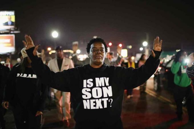 A protestáns „Is My Son Next” pólót viselt a Missouri-i Fergusonban zajló 2014. évi zavargások során.