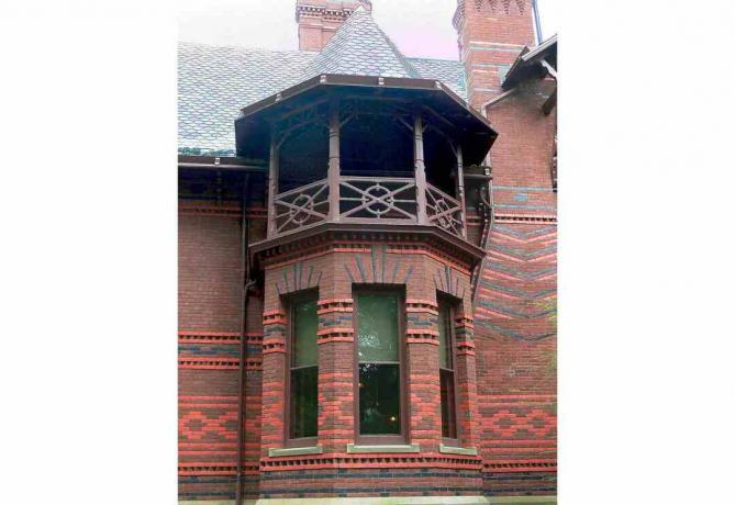 A tornyok és az öböl ablakai bonyolult, aszimmetrikus alakúvá teszik a Mark Twain házat