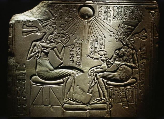 Akhenaten és Nefertiti gyermekeikkel