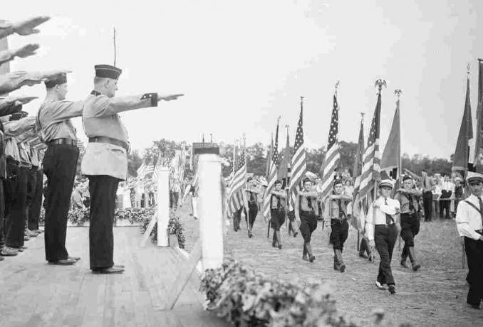 Fénykép a német American Bund felvonulásáról a New Jersey-i táborban.