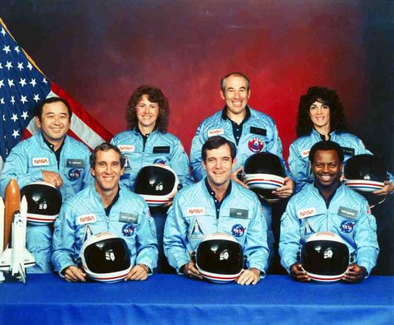 Sharon Christa Mcauliffe; E. Ronald Mcnair; Gregory Jarvis; Ellison Onizuka; Michael J. Kovács; Francis R Scobee; A. Judith Resnik