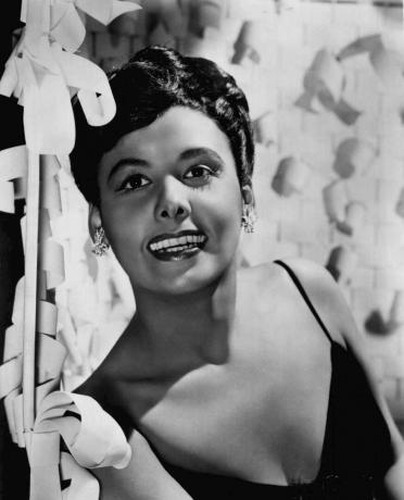 Fekete-fehér fotó Lena Horne-ról.