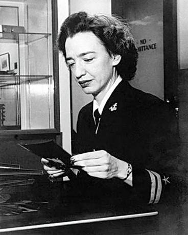 J.g. hadnagy Grace Brewster Hopper, a Harvard Egyetem (Massachusetts, 1946. január) Harmadik Egyetem Ordnance Számítási Projekt Irodáján dolgozik.