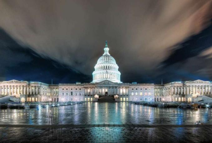 Washington DC Capitolium épületét éjjel elfoglalták