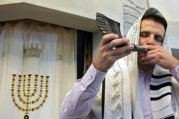 A zsidó rabbi sifárt fúj a zsinagógában
