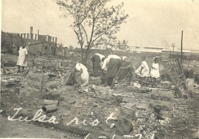 Emberek, akik törmelékek között kutatnak a tulsai faji mészárlás után, Tulsa, Oklahoma, 1921. június.