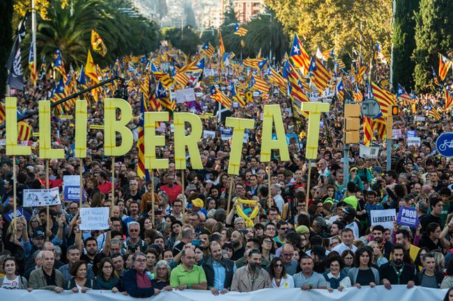 Katalán szeparatista tüntetők tiltakoznak a rendőrségi taktika ellen