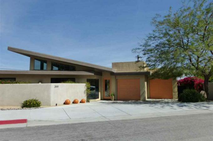 egyszintes aszimmetrikus, modern ház szögletes tetővel