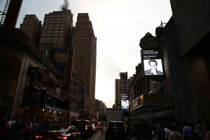 A Broadway-i sátrak napnyugtakor elhalványultak, az összes táblán Shepard képe volt