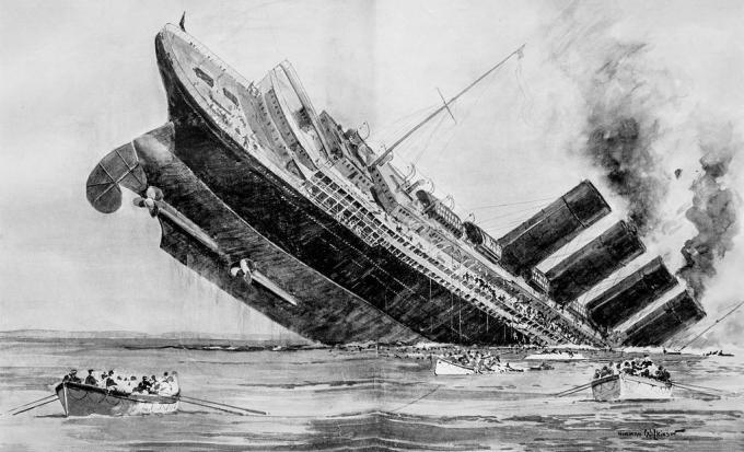 Az RMS Lusitania elsüllyed, szigorúan a levegőben.