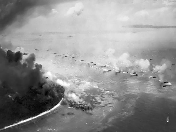 Az amerikai tengerészgyalogosok Peleliu-ban szállnak le