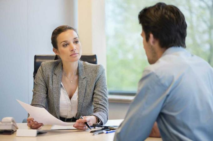 Entrevista formális entre una mujer y un varón.