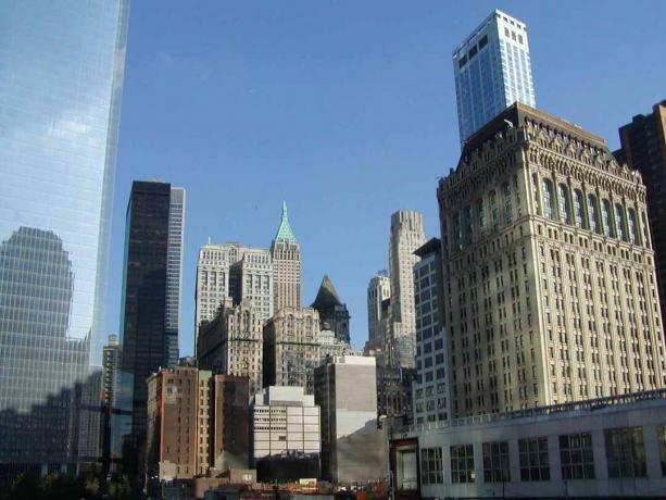 A Wall Street 40-ös zöld tetője a 4 WTC és Cass Gilbert West St. Bldg közötti távolságban látható.