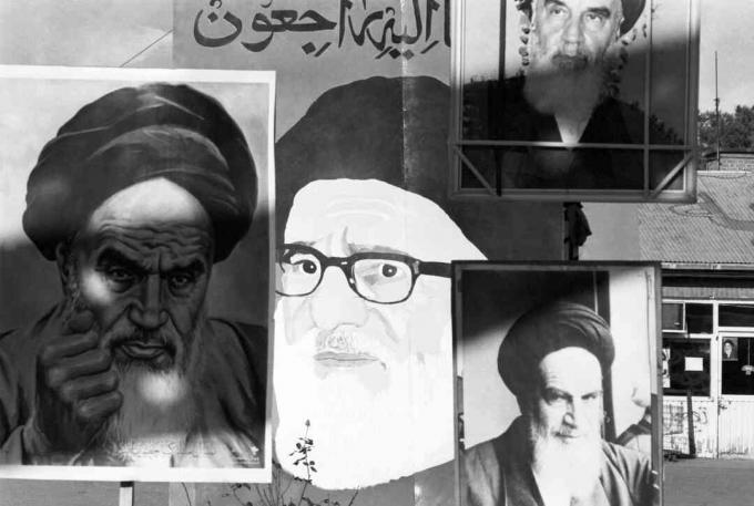Ayatollah Khomein posztereit az amerikai nagykövetségen láthatjuk.