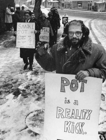 Allen Ginsberg a marihuána-rally tüntetői között