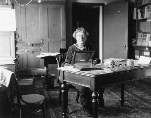 Annie Jump Cannon (1863-1941), íróasztalnál ült