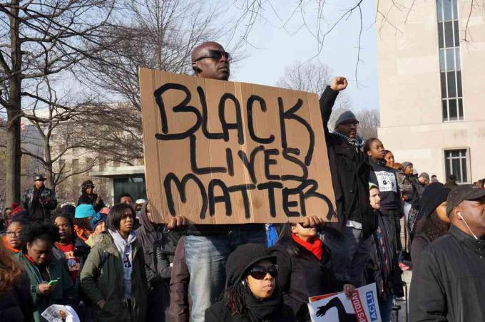 Michael Brown, Eric Garner és Tamir Rice halála ellen tiltakozó ember fekete életet mutat Washington DC-ben.