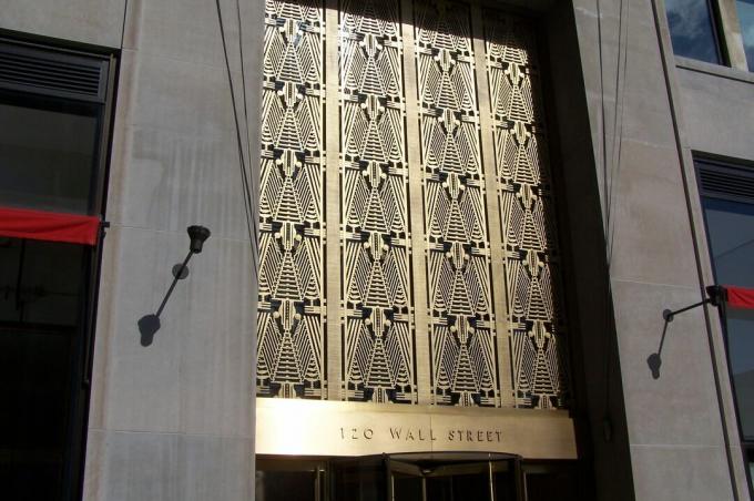 A fényes fém art deco bejárat a 120 Wall Street-be