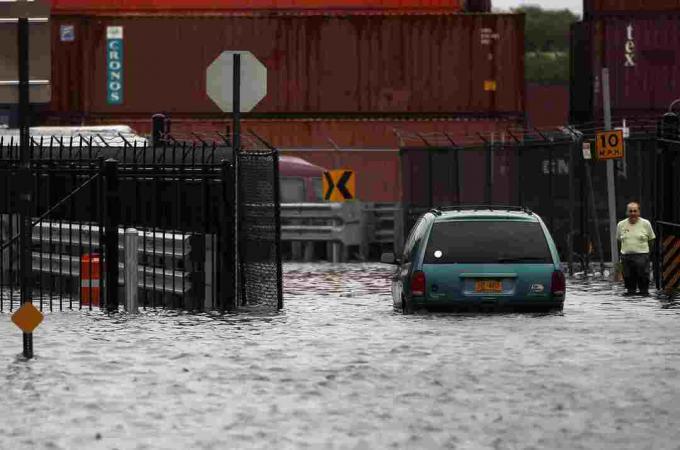 Egy személy sétál át egy elárasztott utcán az Irene hurrikán után, 2011. augusztus 28-án, a New York City Brooklyn kerületének Red Hook szomszédságában.