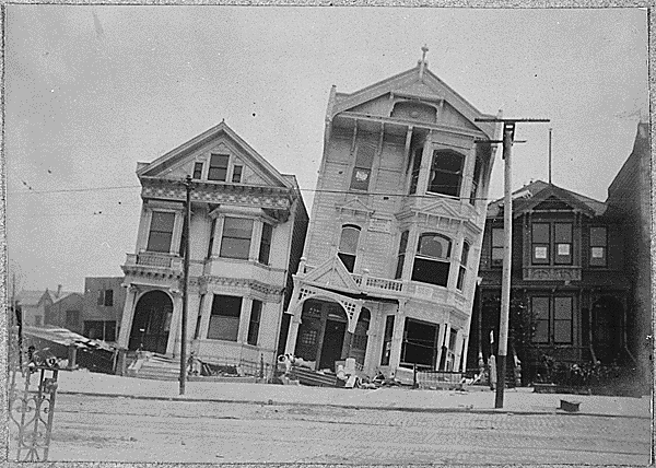 Egy kép a házakról, amelyeket az 1906-os san francisco-i földrengés bukott fel.