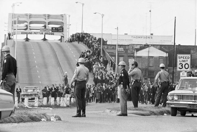 Más tüntetések követték az 1965. március 7-én, az Edmund Pettus-hídon a véres vasárnap történt erőszakot.