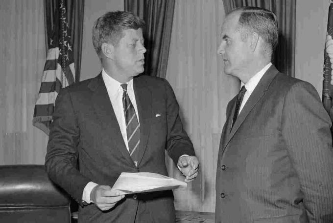 Kennedy elnök és George McGovern fényképe