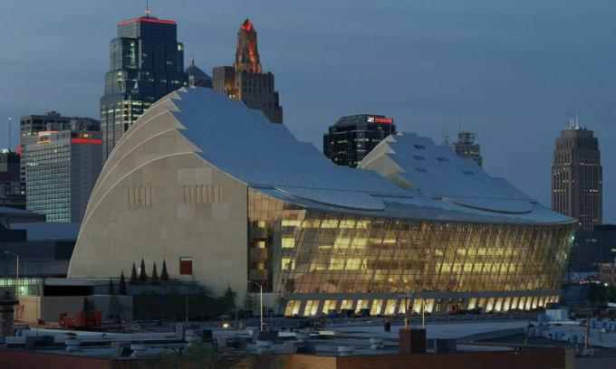 Sajtófotó a Kauffman Center Hall és a terasz oldaláról, este, Kansas City a háttérben.