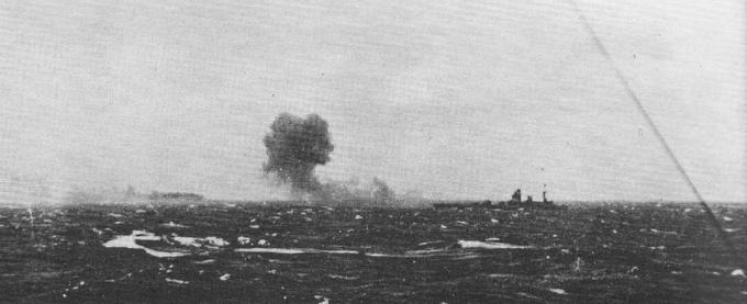 HMS Rodney 1941-ben Bismarckon tüzelt