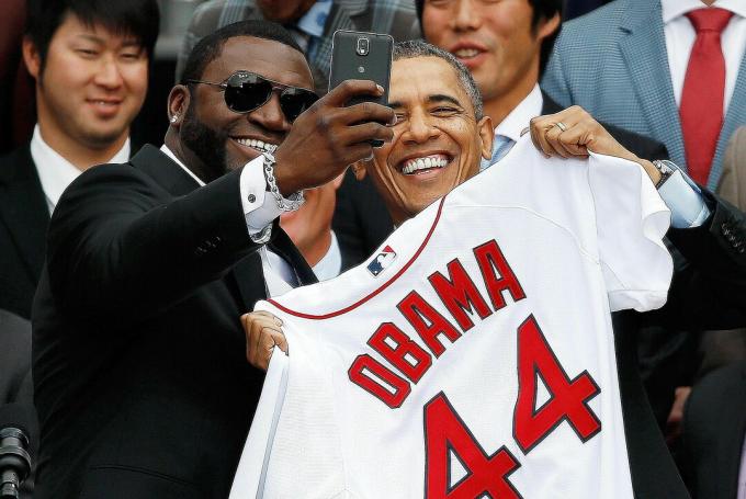 Obama elnök és David Ortiz, a Boston Red Sox képviselője önarcként vesz részt a Fehér Ház szertartásán, a 2013-as világbajnok tiszteletére. Ismerje meg, hogy a szimbolikus interakcióelmélet hogyan magyarázza a szelfi népszerűségét.