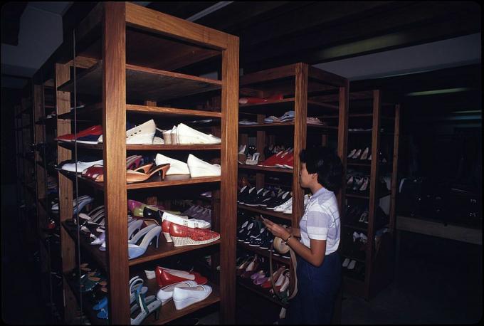 Imelda Marcos cipője: Leltár készül a Fülöp-szigetek egykori első hölgyének, Imelda Marcosnak a cipőjéből, egy hálószobája alatti pincében a manilai Malacanang palotában, 1986-ban.