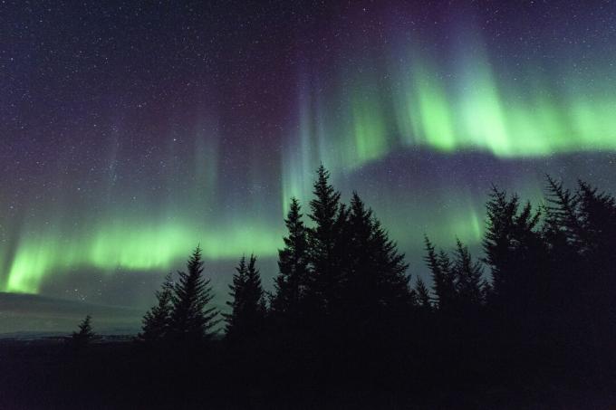 Az aurora vonalai a Föld mágneses mező vonalait követik.