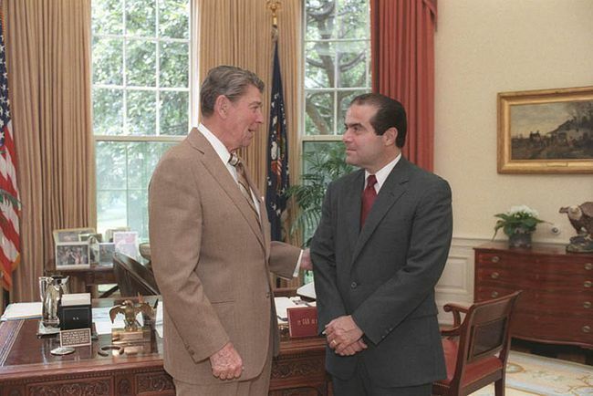 Ronald Reagan elnök a Legfelsőbb Bíróság bírójelöltjével, Antonin Scaliával beszélget az ovális irodában, 1986.