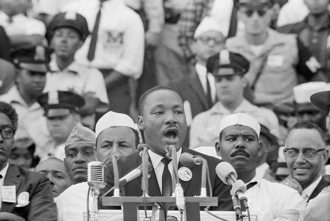 Dr. Martin Luther King, Jr. 1963-ban a washingtoni szabadság menetén tartja híres "Van egy álmom" beszédét a Lincoln-emlékmű előtt.