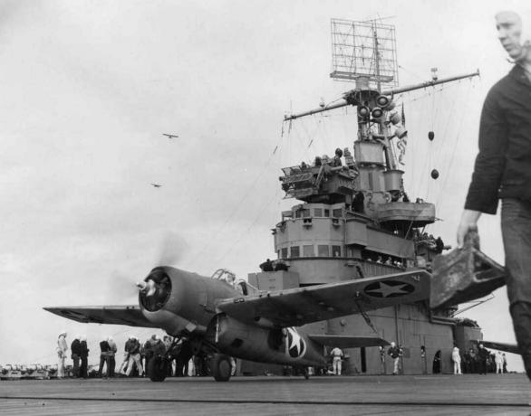 Az F4F Wildcat vadászgép felszállása a USS Ranger repülőgép-szállítóról.