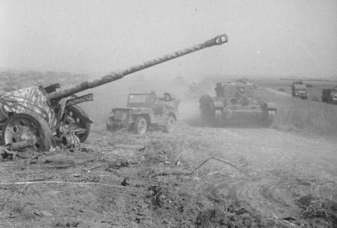 A brit tank előrehaladt egy összetört német terepjáró mellett.